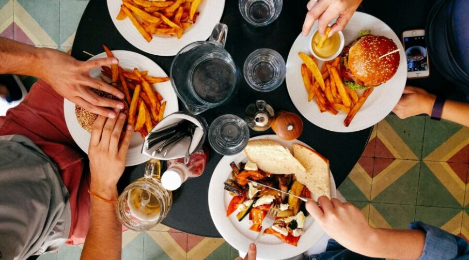 6 Bad Restaurant Behaviors Insiders Are Begging You Avoid