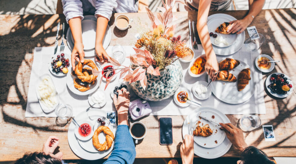 9 Hosting Essentials Designers Swear by for Outdoor Parties